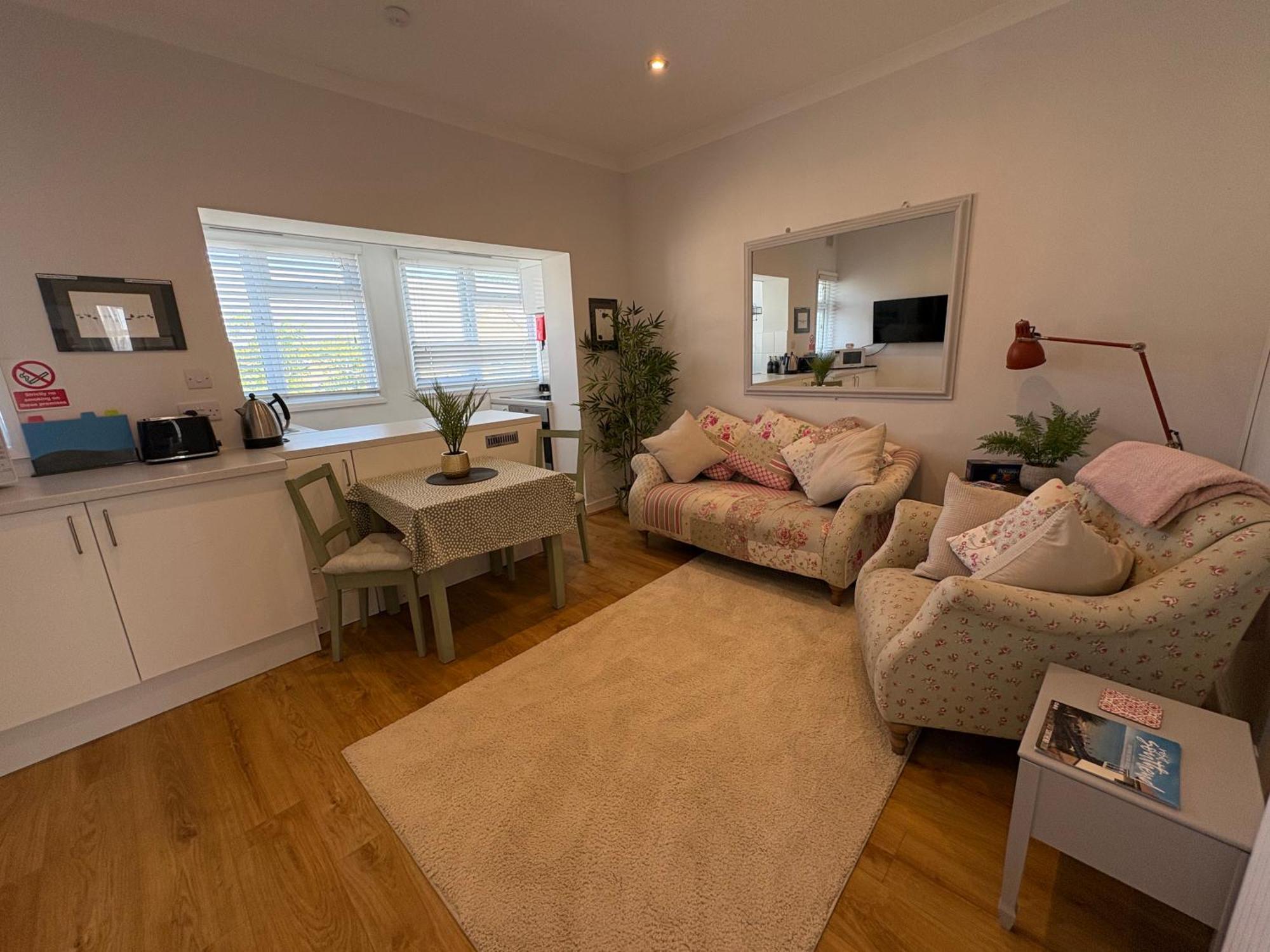 Flat In The Heart Of Leigh On Sea Less Than 2 Miles From The Beach Southend-on-Sea Exterior photo