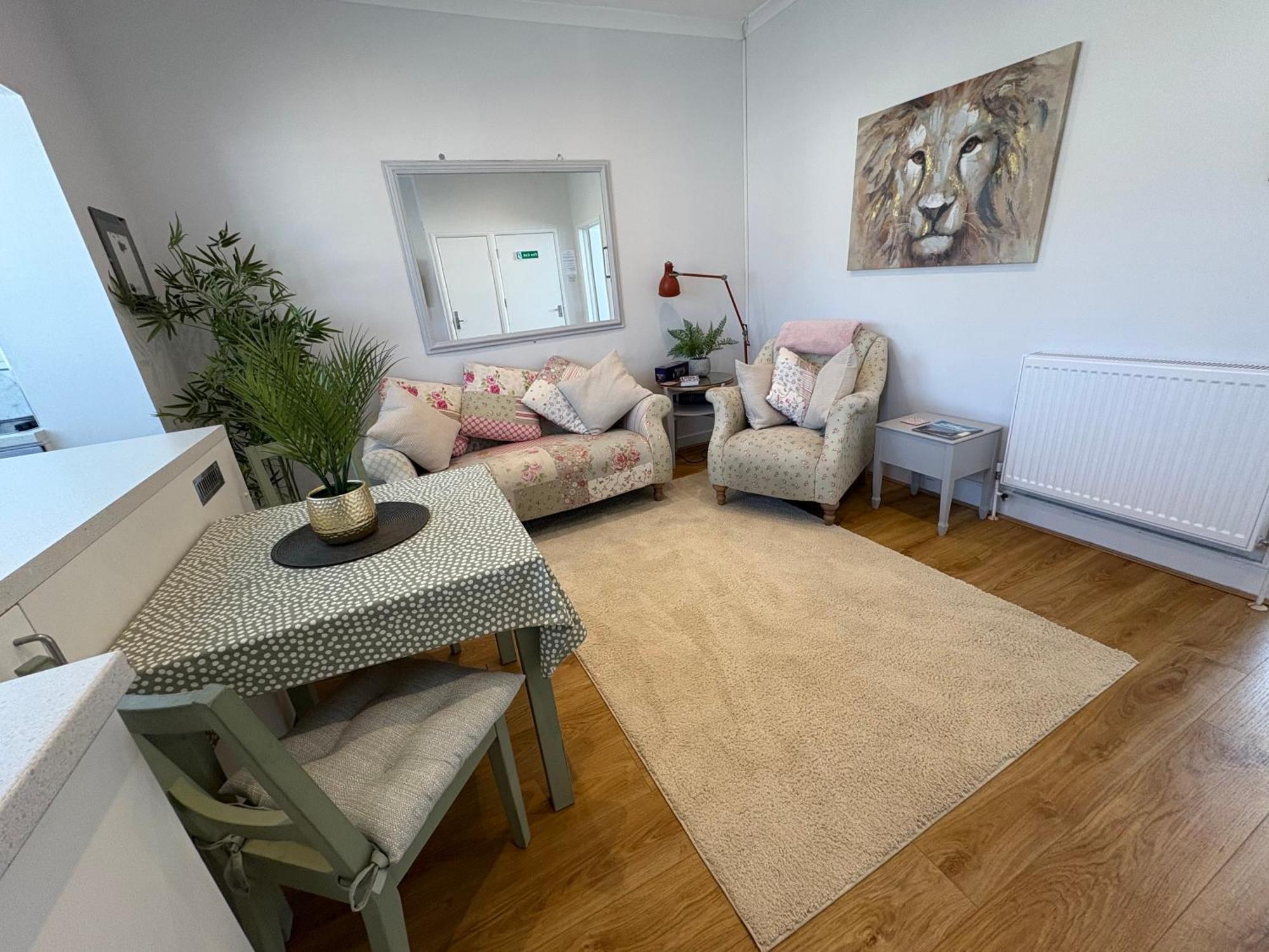 Flat In The Heart Of Leigh On Sea Less Than 2 Miles From The Beach Southend-on-Sea Exterior photo